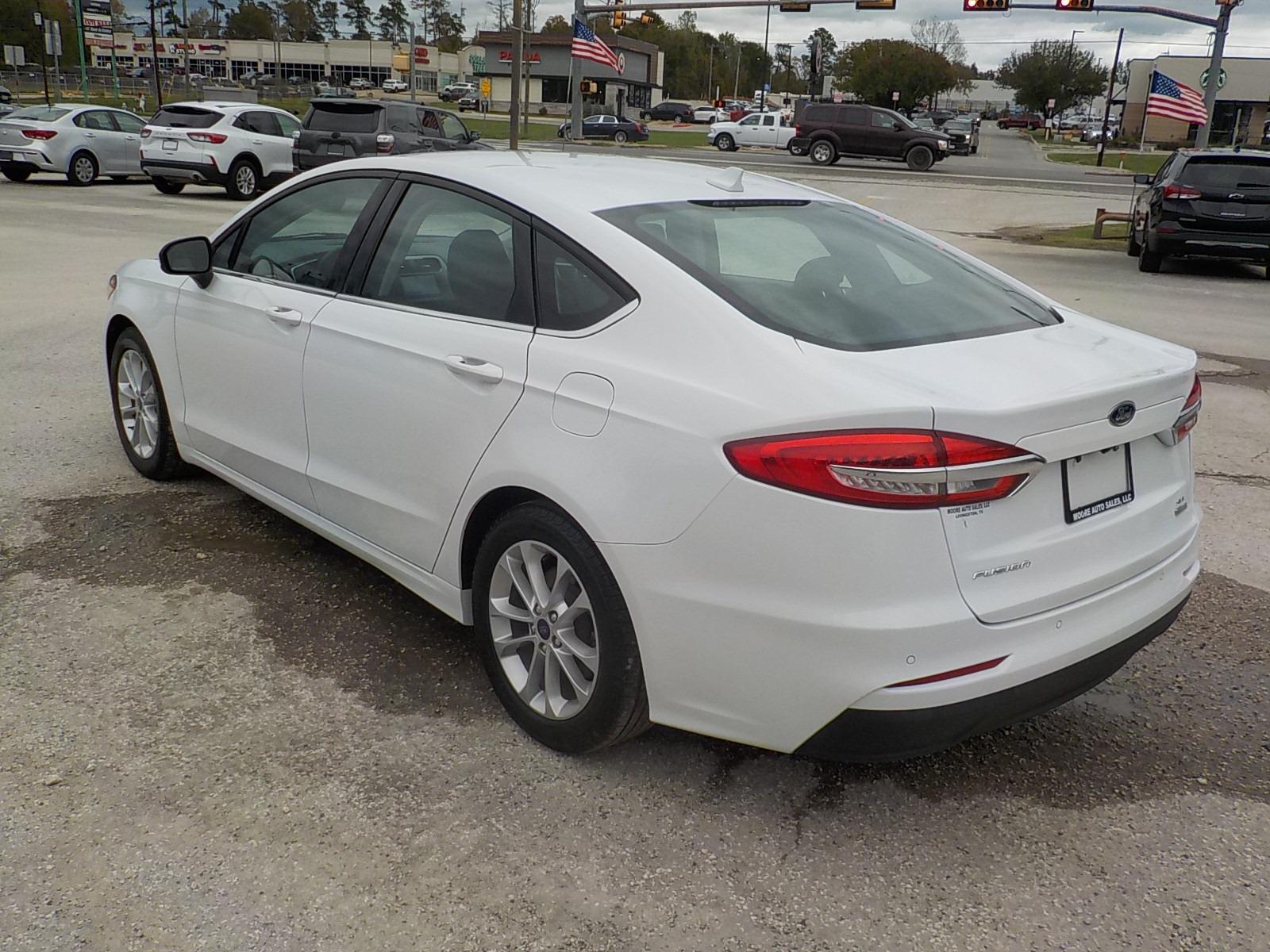 2020 White /Black Ford Fusion SE (3FA6P0HD1LR) with an 1.5L L4 DOHC 16V engine, 6A transmission, located at 1617 W Church Street, Livingston, TX, 77351, (936) 327-3600, 30.710995, -94.951157 - Photo #5